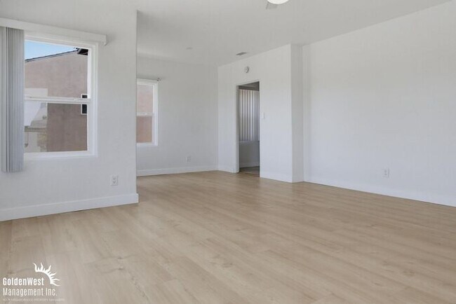 Building Photo - Stylish 4Bdm 2Ba Main House in Tri-Plex!