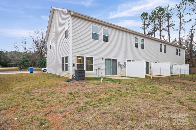 Building Photo - 916 S Battleground Ave