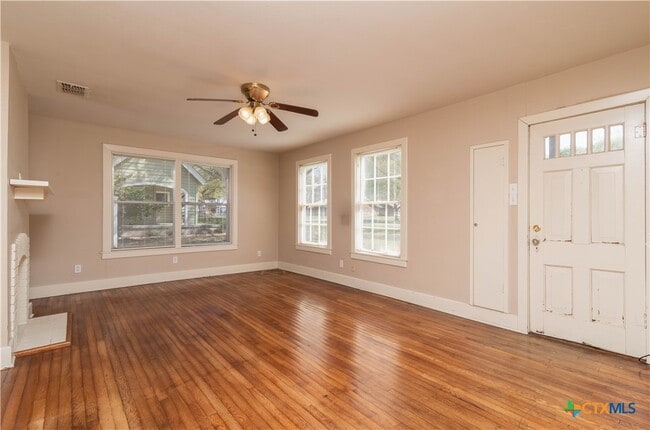 Building Photo - 712 S Walnut Ave