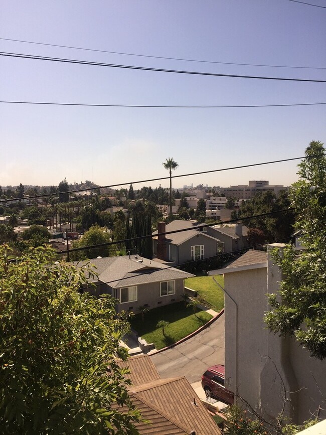 Building Photo - Glendale Hills traditional with fabulous views