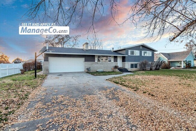Building Photo - Remodeled 3-Bed Upstairs Residence with Ga...