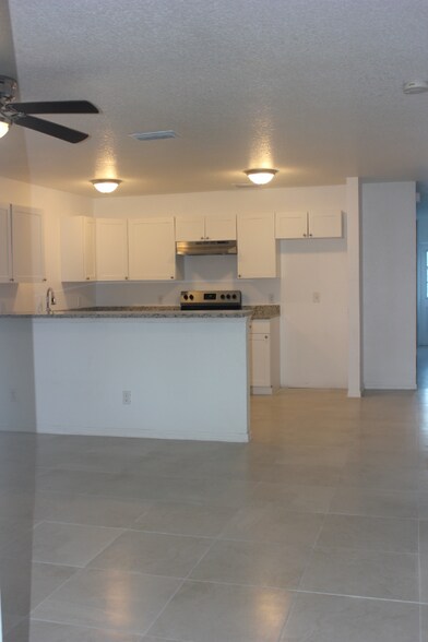 Building Photo - 1123 8th Ave Dr E