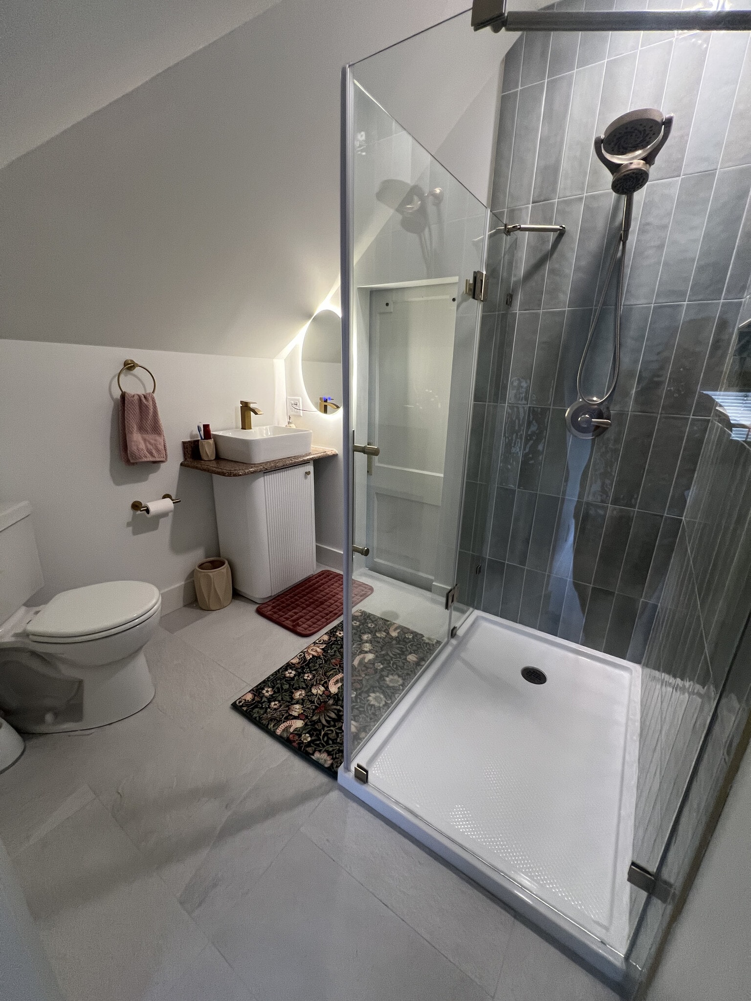 Brand New 3/4 en Suite! - 39 Burling St