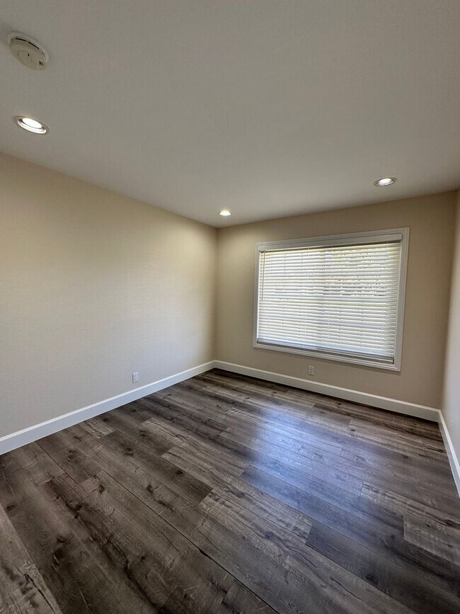 Building Photo - Costa Mesa Upgraded 4 bed 2 bath House in Prime location
