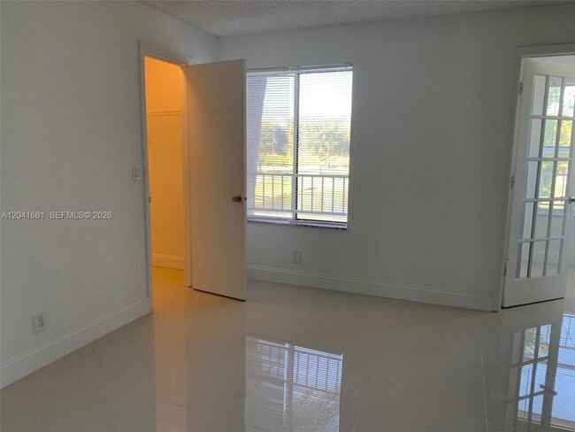 Building Photo - 3330 Pinewalk Dr N