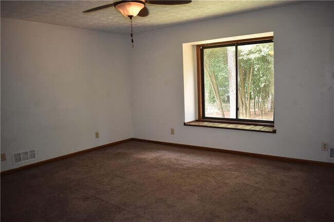 Building Photo - 2811 Pine Cone Ln