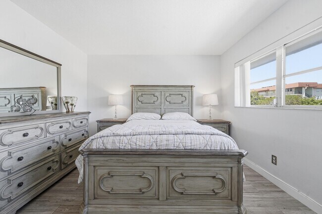 Building Photo - 5208 NE 24th Terrace