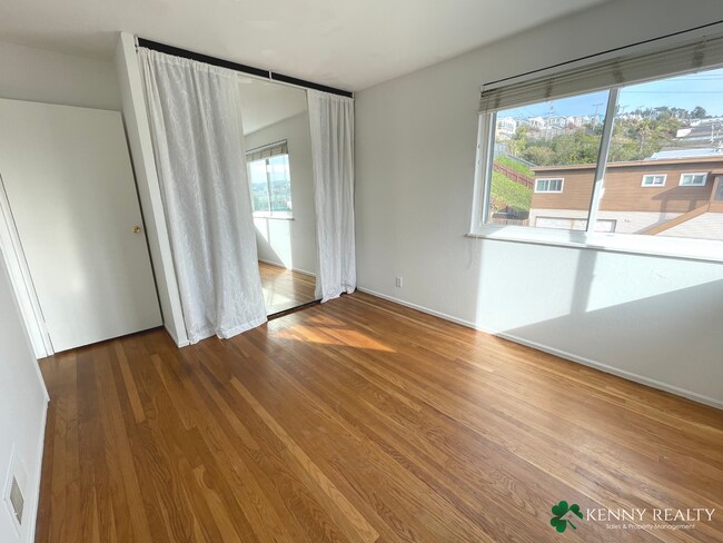 Building Photo - Large Five Bedroom, Three Bathroom with In...