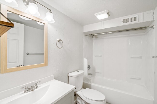 Building Photo - 818 E Princeton Ave