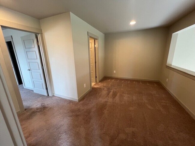 Building Photo - 2200 Greenview Cir