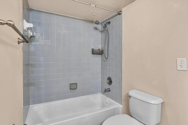 Building Photo - 2831 N Oakland Forest Dr