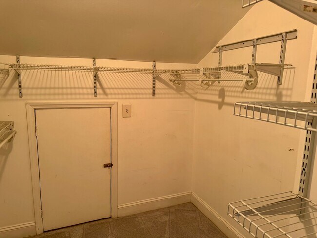 Building Photo - Classic Three Bedroom Home in Hilton Head ...