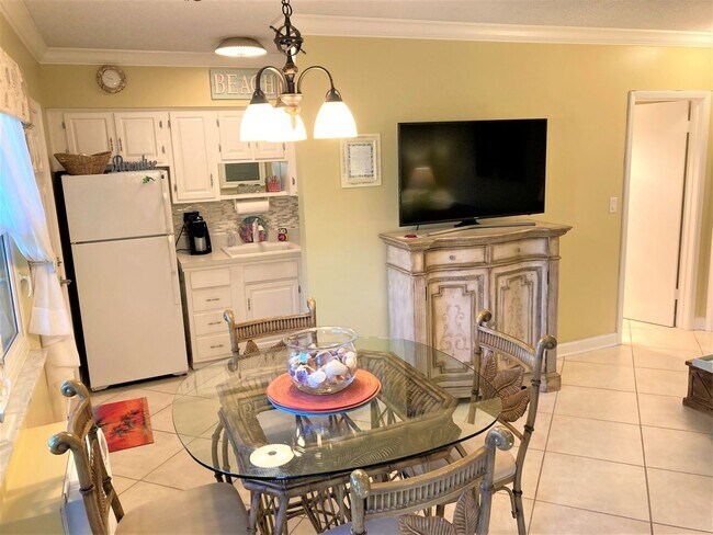 Building Photo - AVAILABLE  August 1-2026.....Nice One Bedroom $1,850/month Centrally Located on Marco Island...