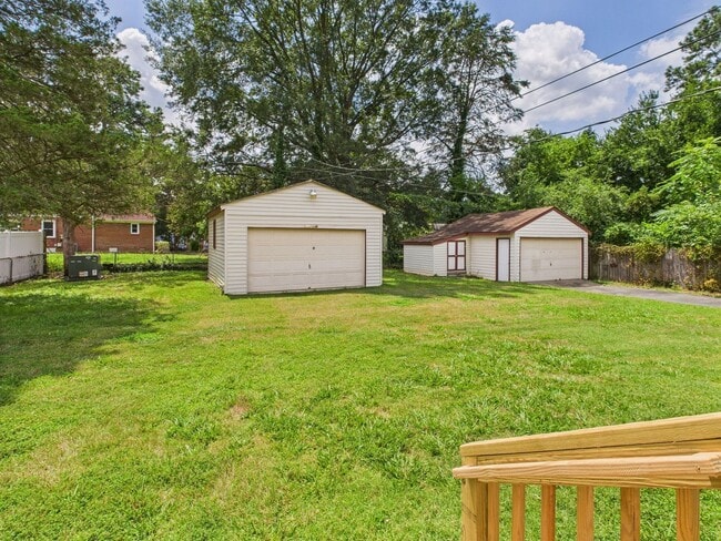 Building Photo - 1709 Glenview Rd