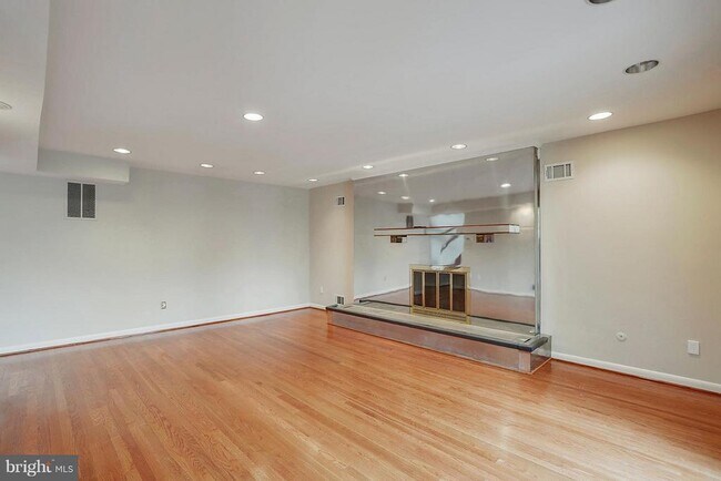 Building Photo - 9801 Clydesdale St