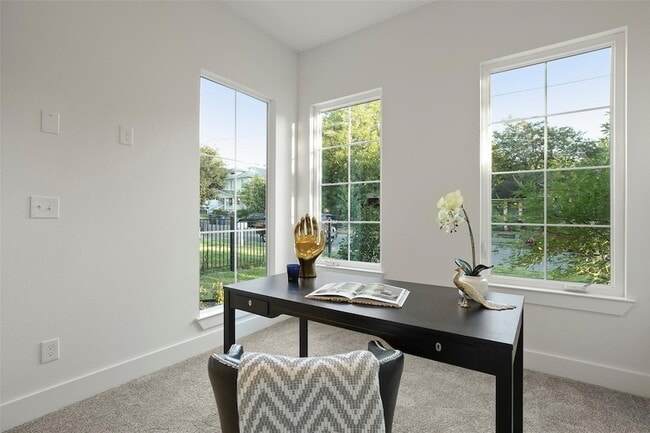 Building Photo - 933 W Eighth Street Unit