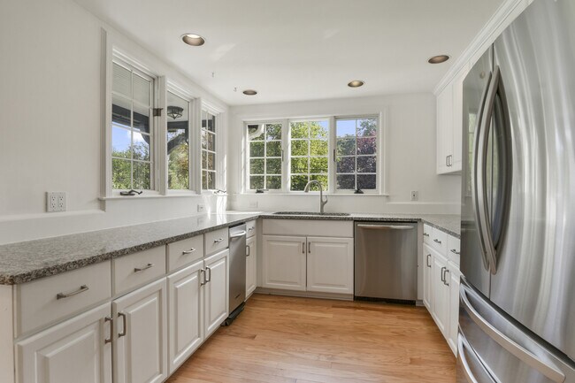 Building Photo - 430 Orienta Ave