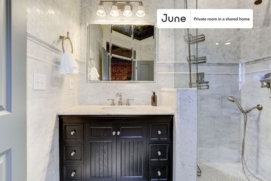 Building Photo - Private bedroom in 4 bed/3 bath Home