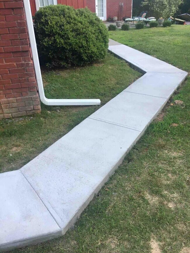 Building Photo - 176 Schools Dr