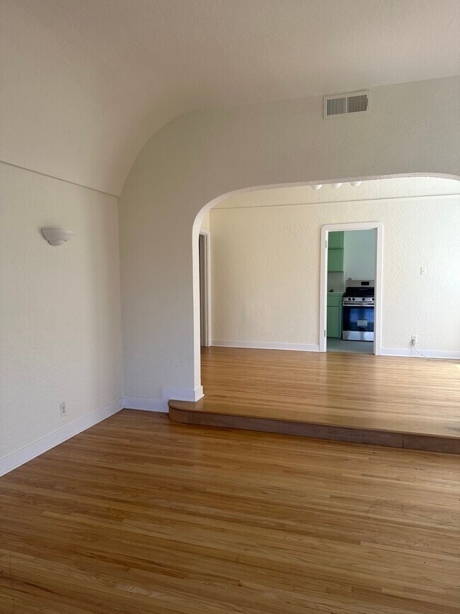 Building Photo - 358 N Gardner St