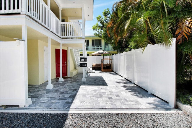 Building Photo - 211 SE 16th Ave