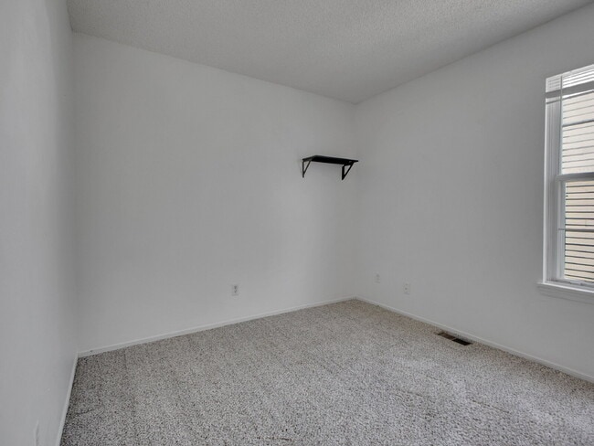 Building Photo - $1,675 // 2-Bed 1-Bath Charming Rowhome in...