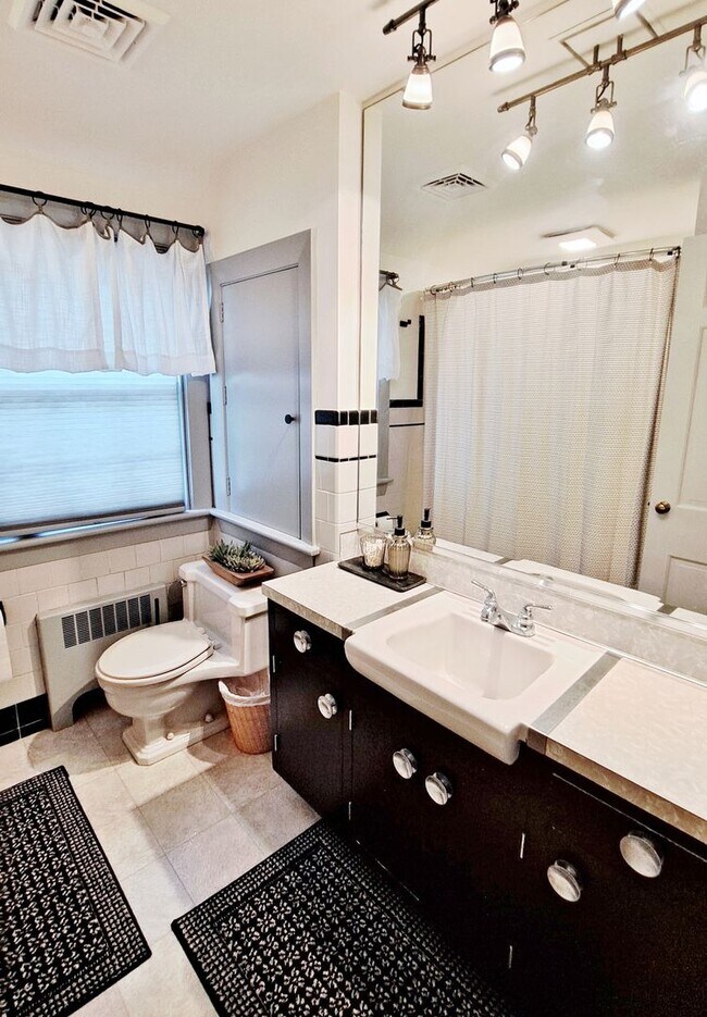 Building Photo - Fully Furnished 4 Bed / 1-1/2 Bath Single Family Home w/2 Car Garage