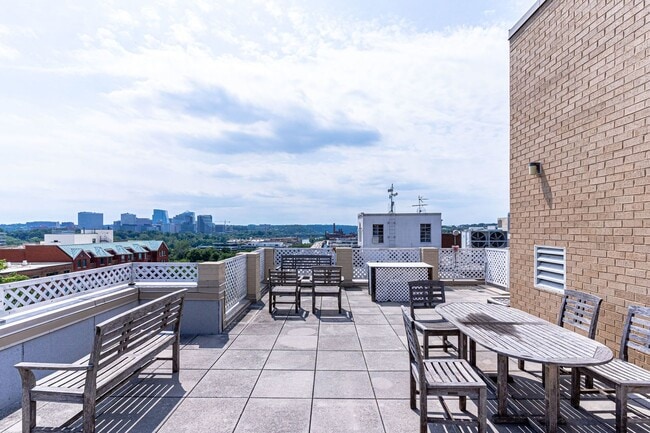 Building Photo - Beautiful One Bedroom in the Heart of Foggy Bottom| Water and Gas Included!