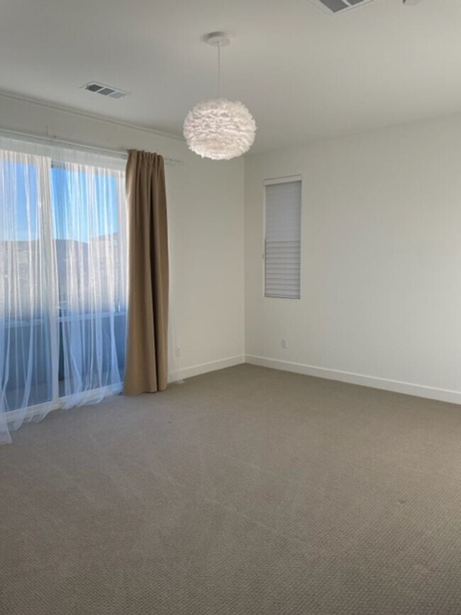 Building Photo - Stunning 3 bedroom 3 bath home in the Grea...