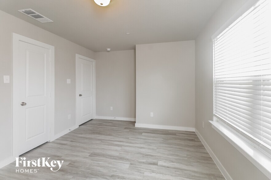 Building Photo - 340 Niki Dr