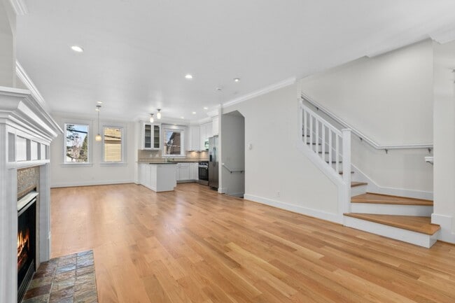 Building Photo - 3Bd/3Ba Seattle Townhouse