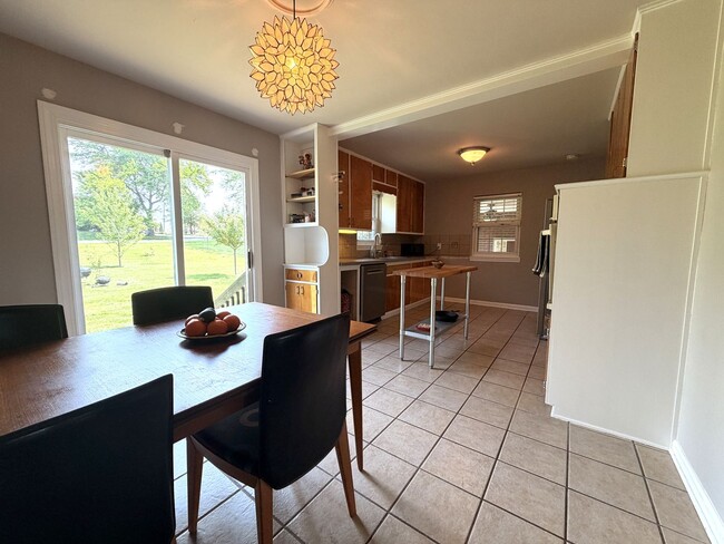 Building Photo - Hilltop Charm in Floyds Knobs – Spacious All-Brick Beauty with Room to Grow!