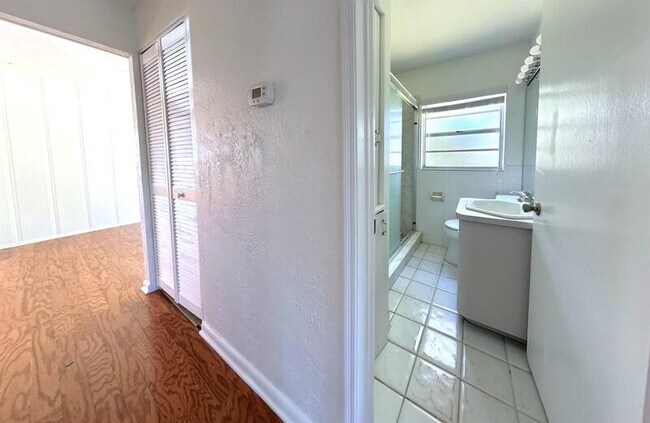 Building Photo - 1502 W Country Club Dr