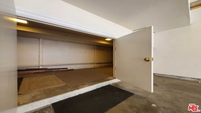 Building Photo - 7320 Balboa Blvd