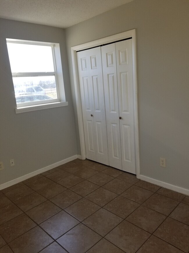 Building Photo - 718 Demaret Dr