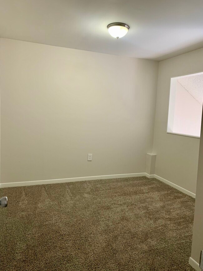 Building Photo - 2558 W Bird St