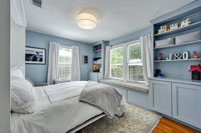 Building Photo - Unbelievable Brentwood Home + Separate Hom...
