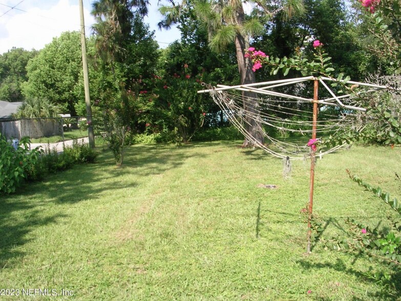 Building Photo - 2652 Merwyn Rd