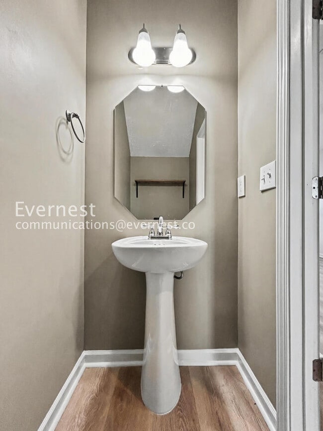 Building Photo - 2 Bed/2.5 Bath Townhome with Fenced Yard / Pet-Friendly / Available Now!