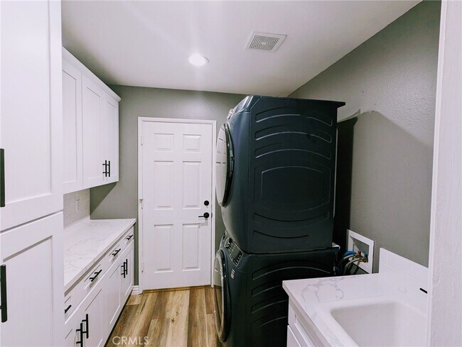 Building Photo - 7380 Live Oak Dr