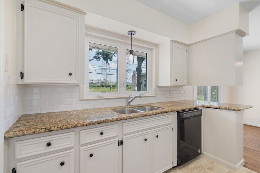 Building Photo - 2206 Stonecrest Dr