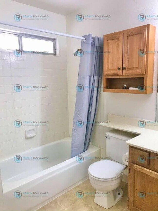 Building Photo - 3BR/2BA Single-Story with Backyard, RV Par...