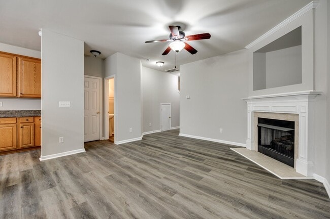 Building Photo - Location, Location, Location! 3 Bedroom 2....