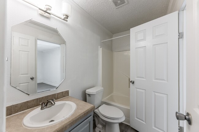 Building Photo - 134 Varsity Dr
