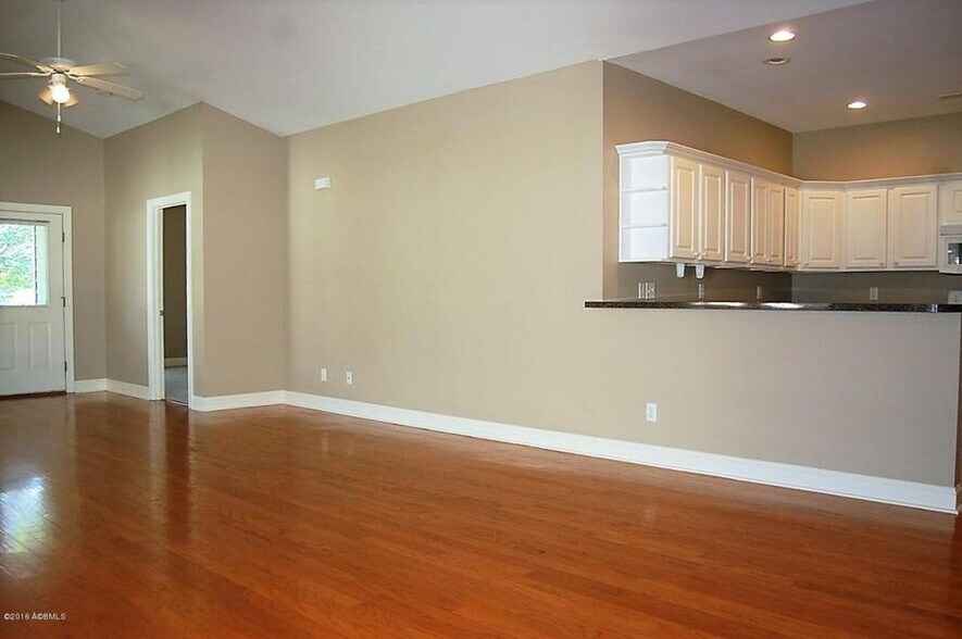 Building Photo - 8 Lagaree Ct