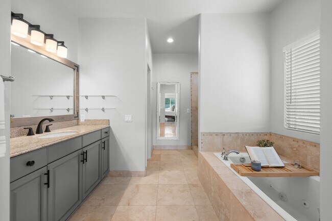 Building Photo - Luxury Living in Kahana Ridge