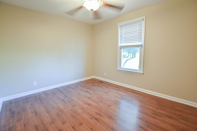 Building Photo - Pet Friendly Three Bedroom!