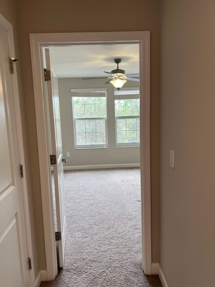 Building Photo - 923 Terra Vista St