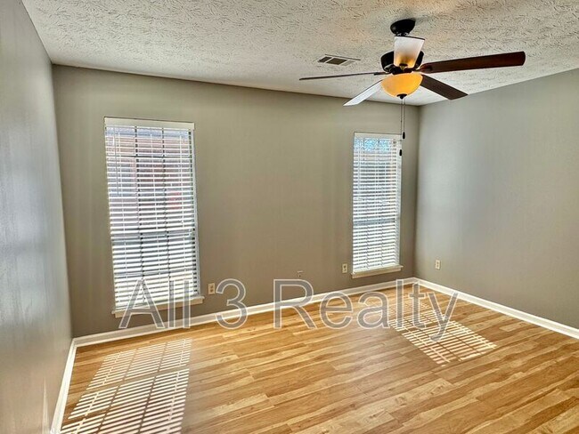 Building Photo - 728 E Gardendale Dr