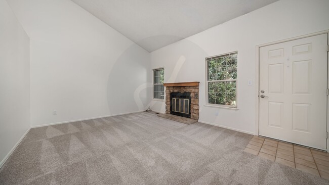 Building Photo - 2 Bedroom Rancher Townhome in Country Club...